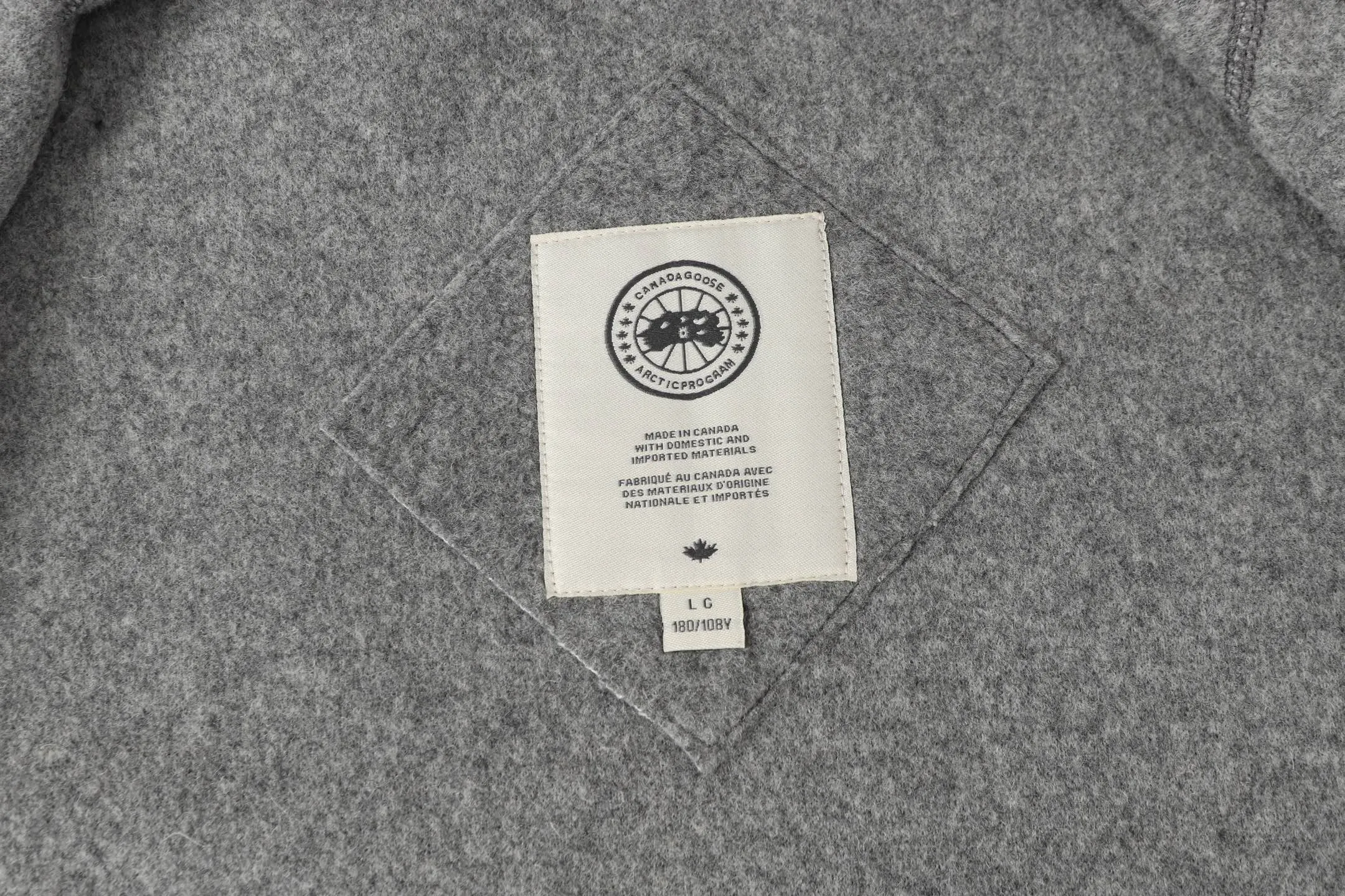 P600 Canada Giose/Canada Goose Mersey fleece vest 7052MB CANADA GOOSE Canada Goose Mersey men's wool fleece vest 7052MB ·Made of Kind Fleece wool fleece fabric, which can provide excellent comfort and diverse functionality ·A weatherproof placket is designed under the front zipper to prevent wind and keep warm ·Ribbed knit hem and articulated sleeves improve comfort and fit ·2 exterior pockets: both hand pockets with concealed buckles ·White Canada Goose disc logo embroidered on left chest.   A0 Size:S-XXL